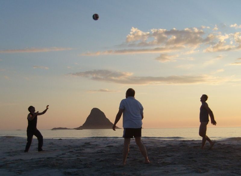 Tymon, Szymon and Krzysiek play Arctic beachball