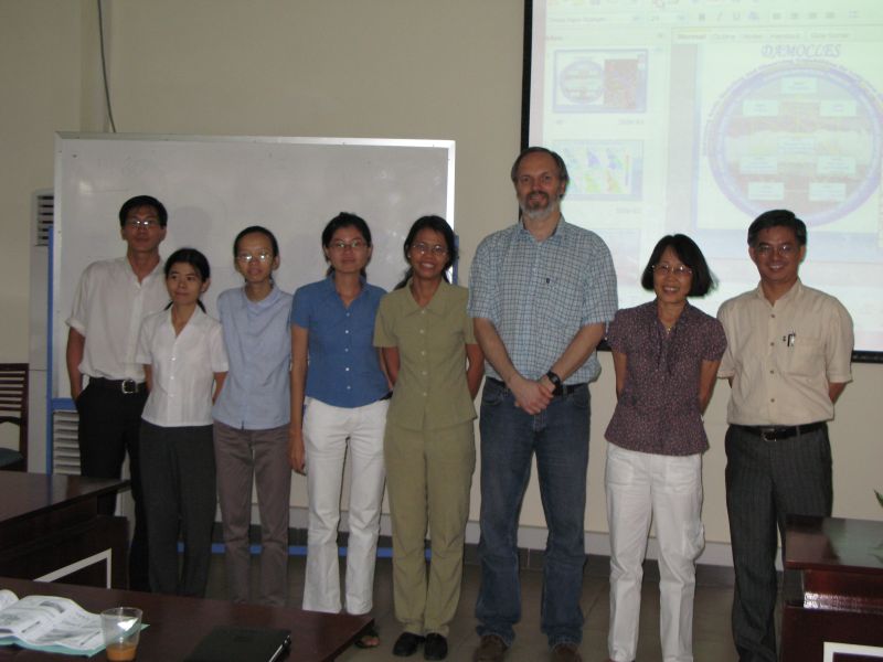 Jacek z personelem Zaadu Fizyki rodowiska, UoNS w Ho Chi Minh